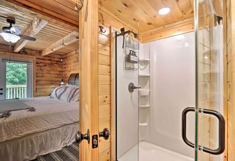 Sevierville Blue Ridge Bungalow W/ Hot Tub, Deck