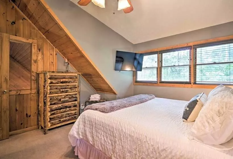 Sevierville Blue Ridge Bungalow W/ Hot Tub, Deck