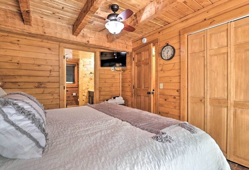 Sevierville Blue Ridge Bungalow W/ Hot Tub, Deck