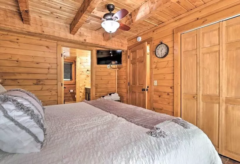 Sevierville Blue Ridge Bungalow W/ Hot Tub, Deck