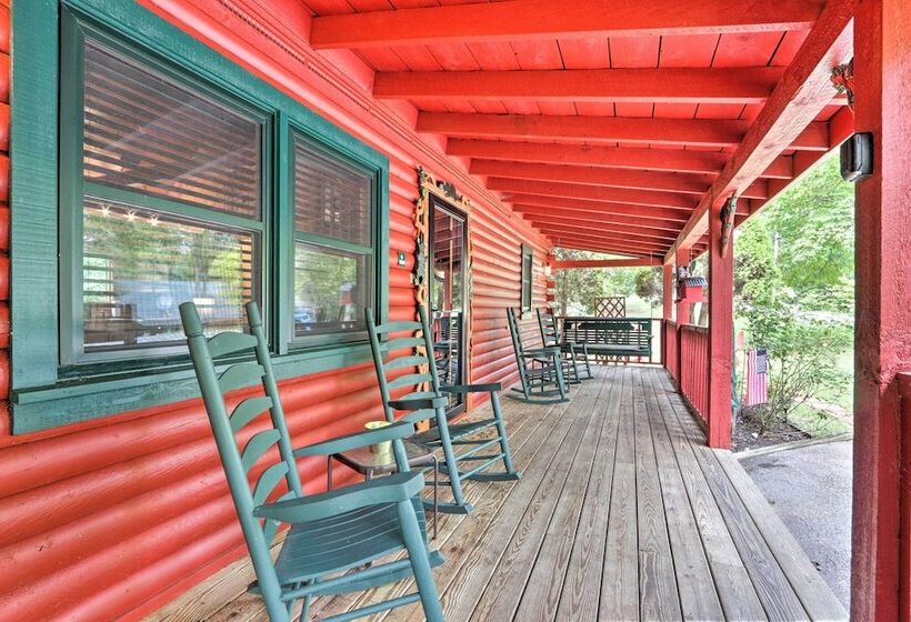 Sevierville Blue Ridge Bungalow W/ Hot Tub, Deck