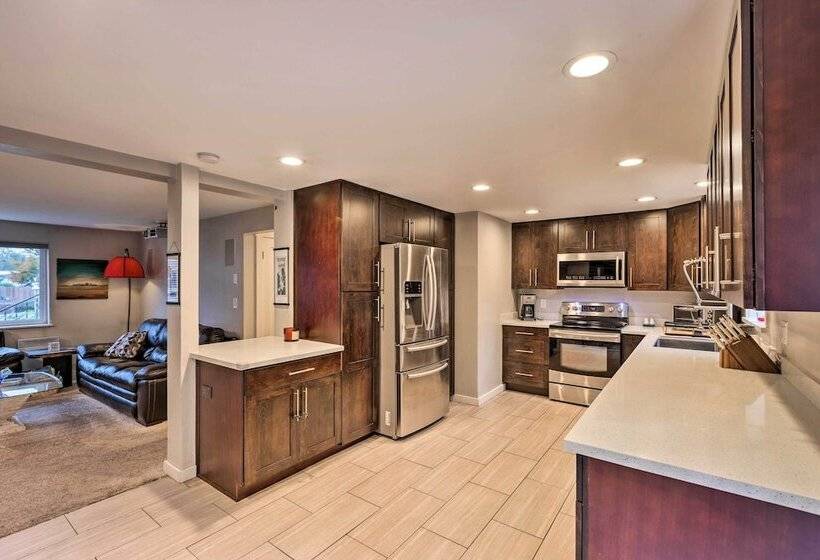 Bright Edmonds Abode W/ Patio & Dining Table!