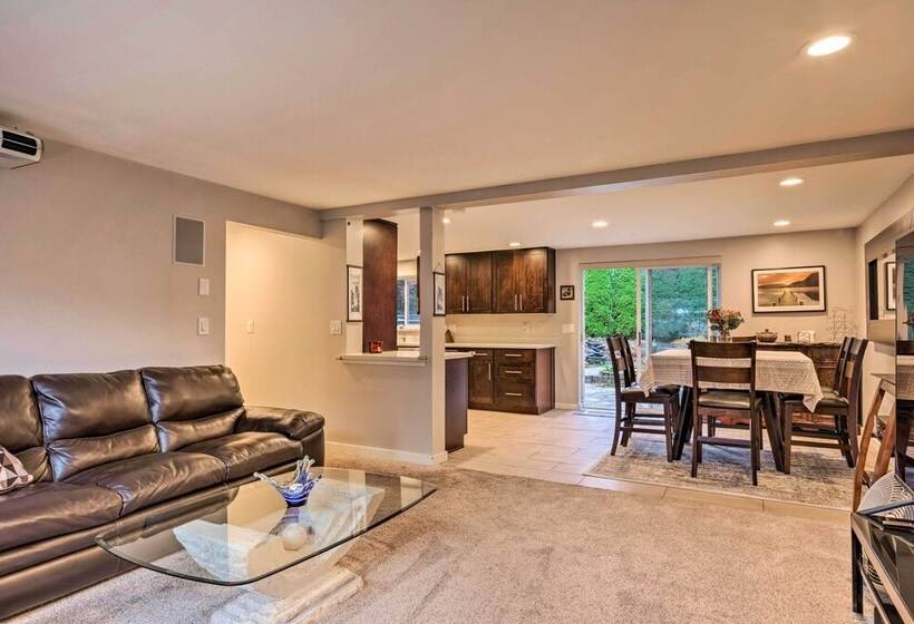 Bright Edmonds Abode W/ Patio & Dining Table!