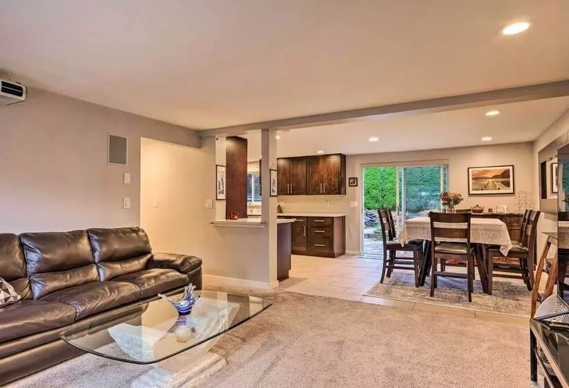 Bright Edmonds Abode W/ Patio & Dining Table!