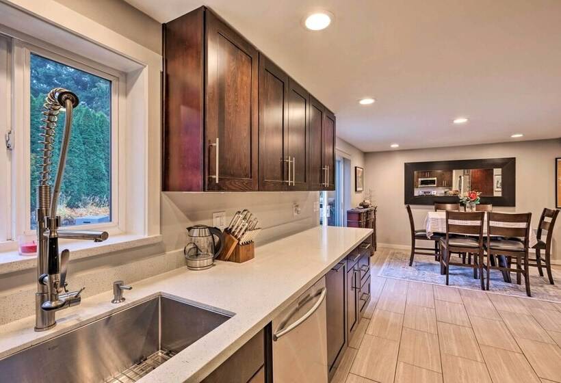 Bright Edmonds Abode W/ Patio & Dining Table!