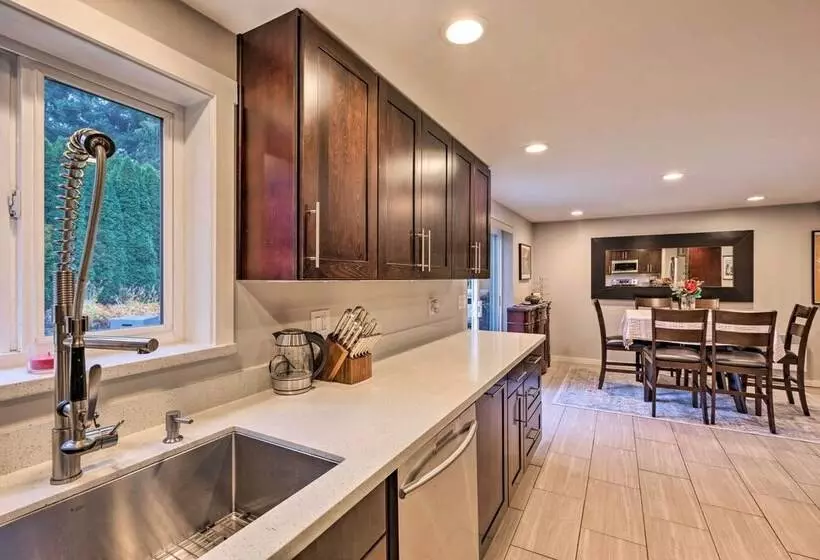 Bright Edmonds Abode W/ Patio & Dining Table!
