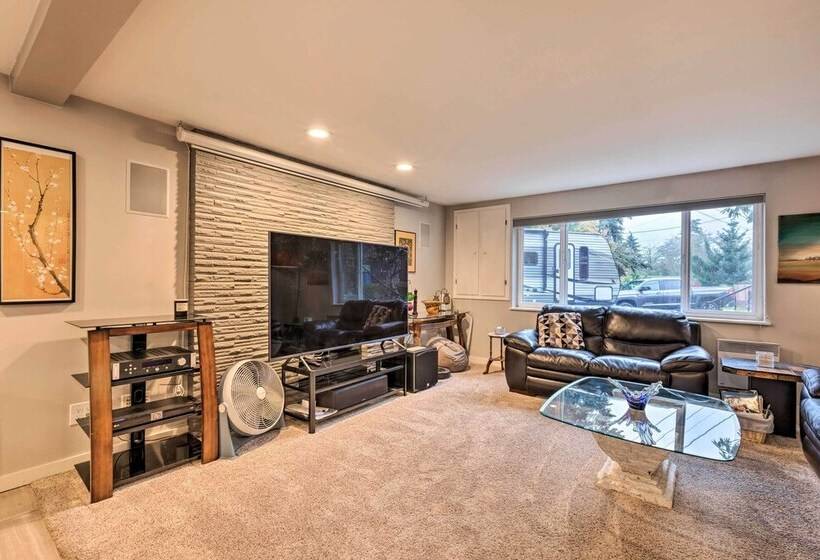 Bright Edmonds Abode W/ Patio & Dining Table!