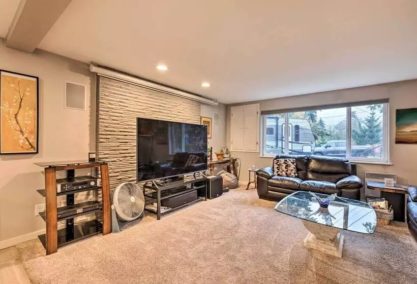 Bright Edmonds Abode W/ Patio & Dining Table!