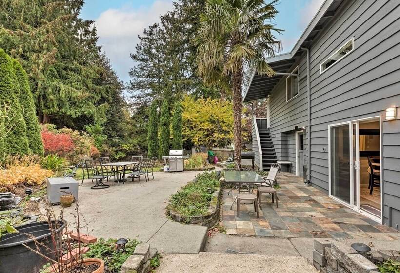 Bright Edmonds Abode W/ Patio & Dining Table!