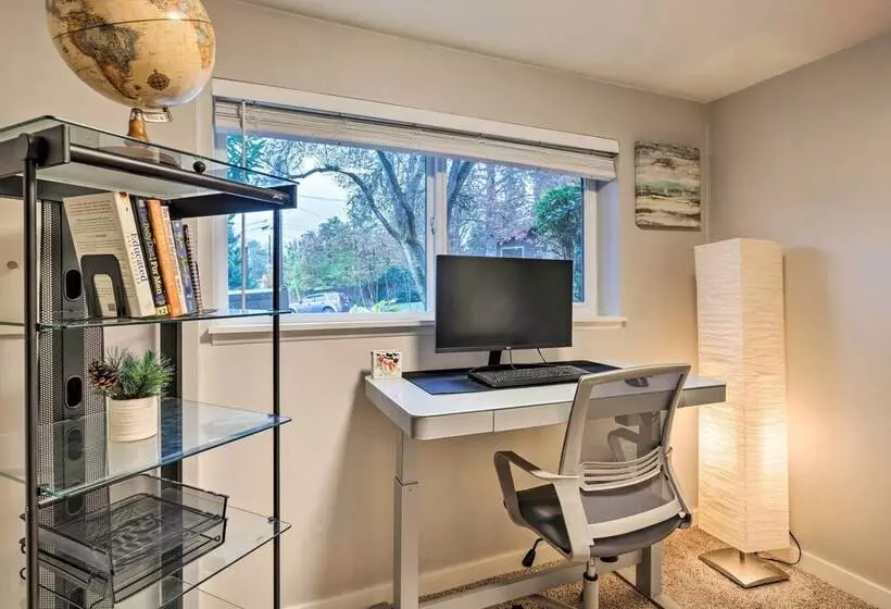 Bright Edmonds Abode W/ Patio & Dining Table!