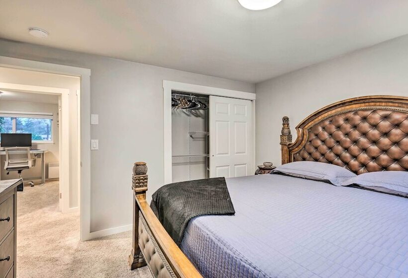 Bright Edmonds Abode W/ Patio & Dining Table!