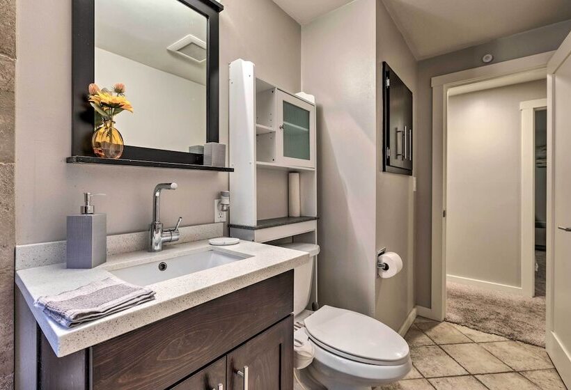 Bright Edmonds Abode W/ Patio & Dining Table!