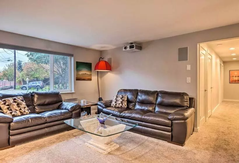 Bright Edmonds Abode W/ Patio & Dining Table!