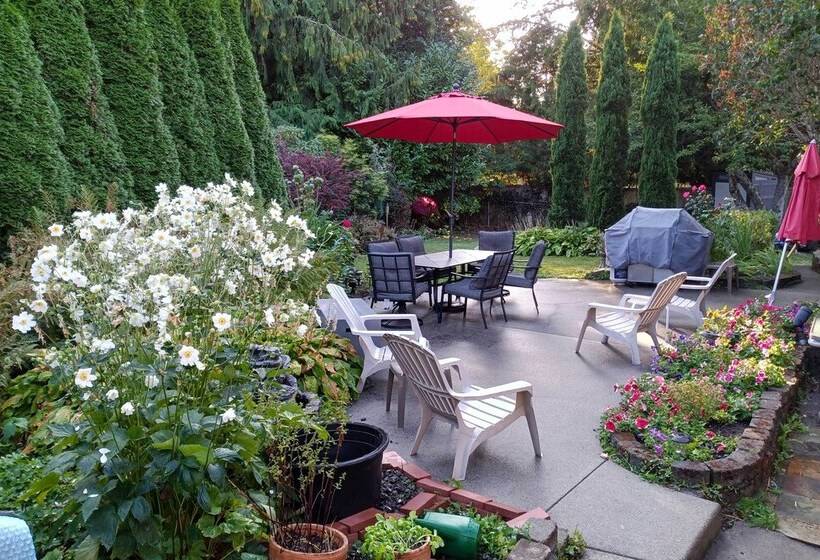 Bright Edmonds Abode W/ Patio & Dining Table!