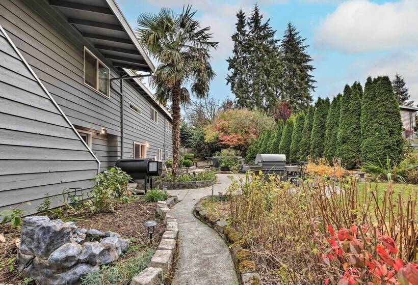 Bright Edmonds Abode W/ Patio & Dining Table!