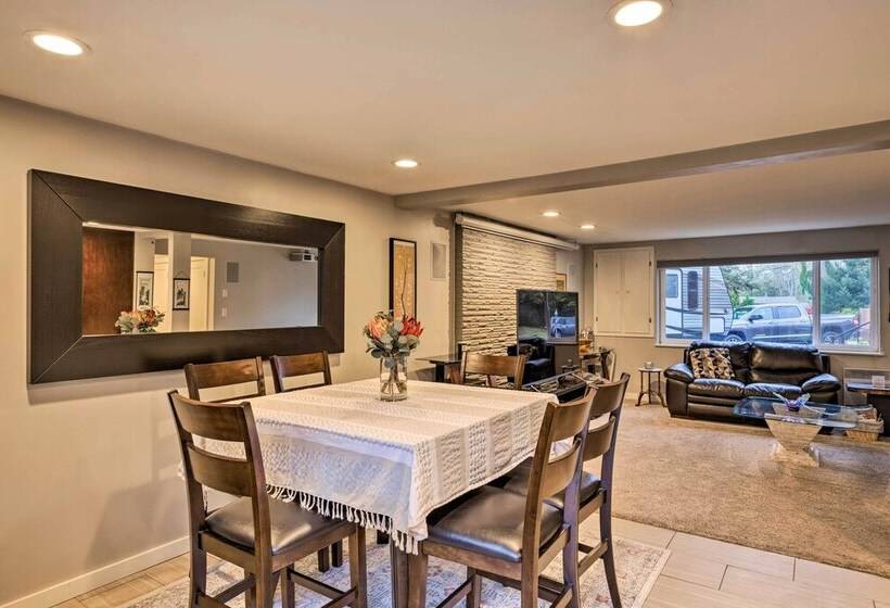 Bright Edmonds Abode W/ Patio & Dining Table!