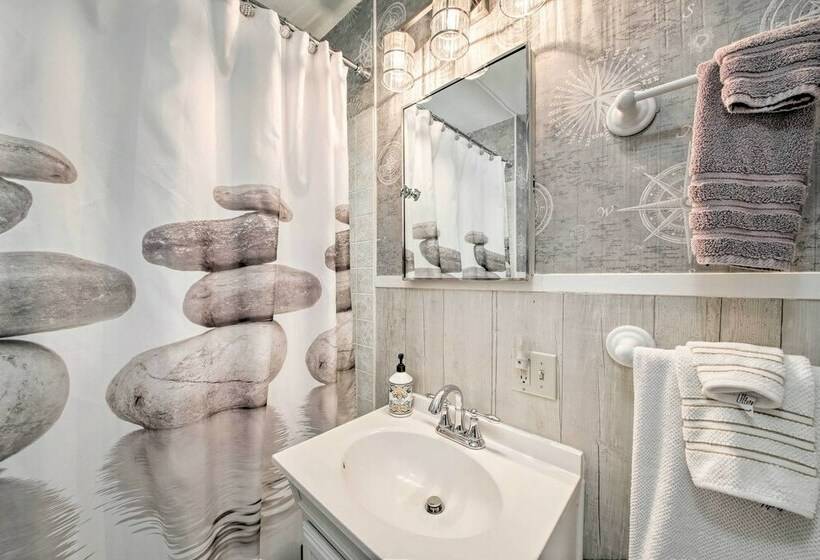 Charming East Boothbay Cottage W/ Large Yard!