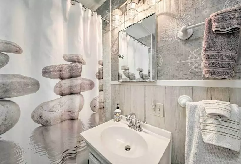 Charming East Boothbay Cottage W/ Large Yard!