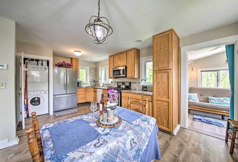 Charming East Boothbay Cottage W/ Large Yard!