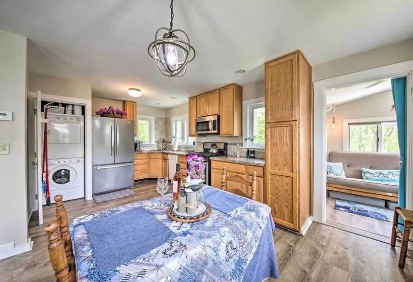 Charming East Boothbay Cottage W/ Large Yard!