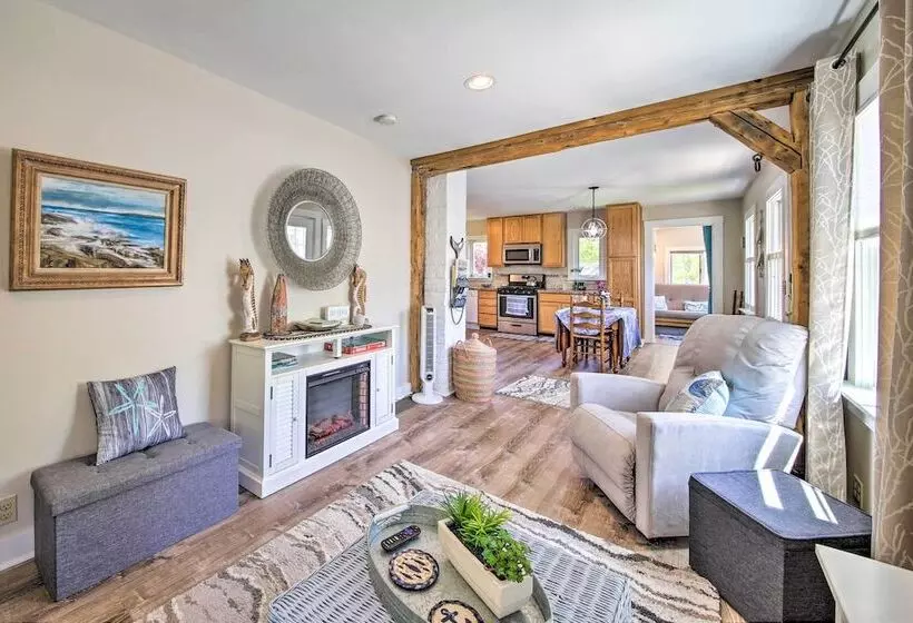 Charming East Boothbay Cottage W/ Large Yard!