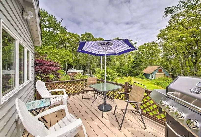 Charming East Boothbay Cottage W/ Large Yard!