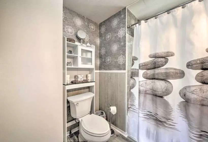 Charming East Boothbay Cottage W/ Large Yard!