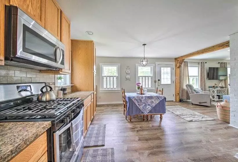 Charming East Boothbay Cottage W/ Large Yard!