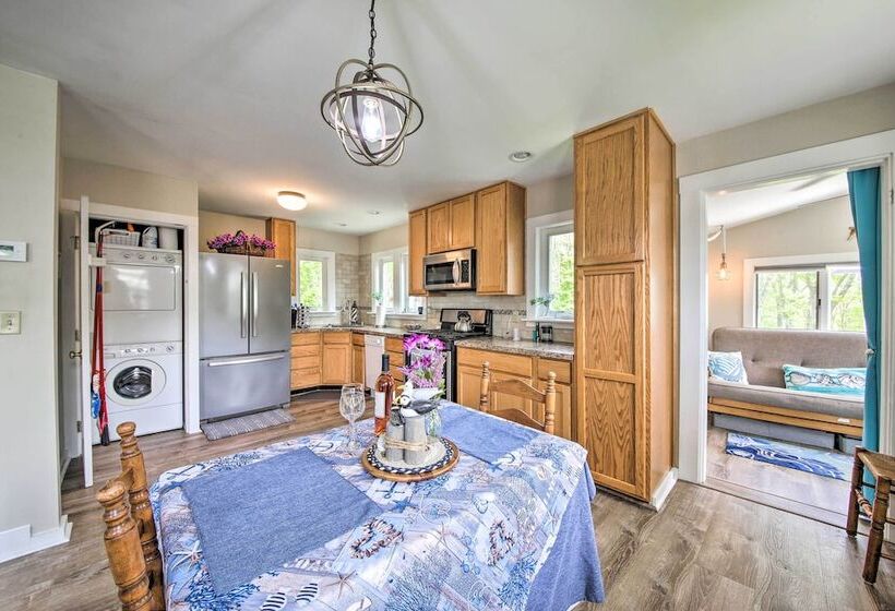 Charming East Boothbay Cottage W/ Large Yard!