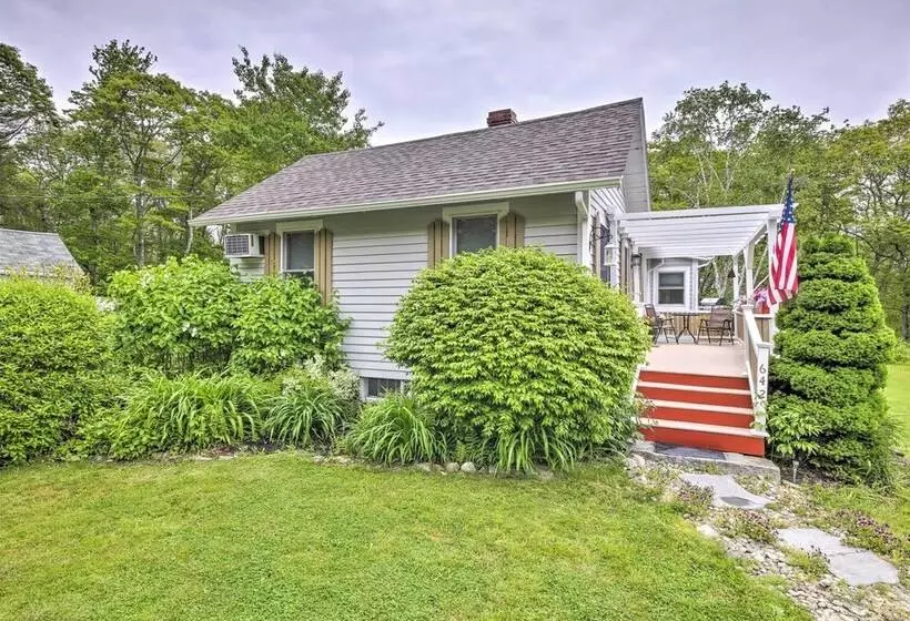Charming East Boothbay Cottage W/ Large Yard!