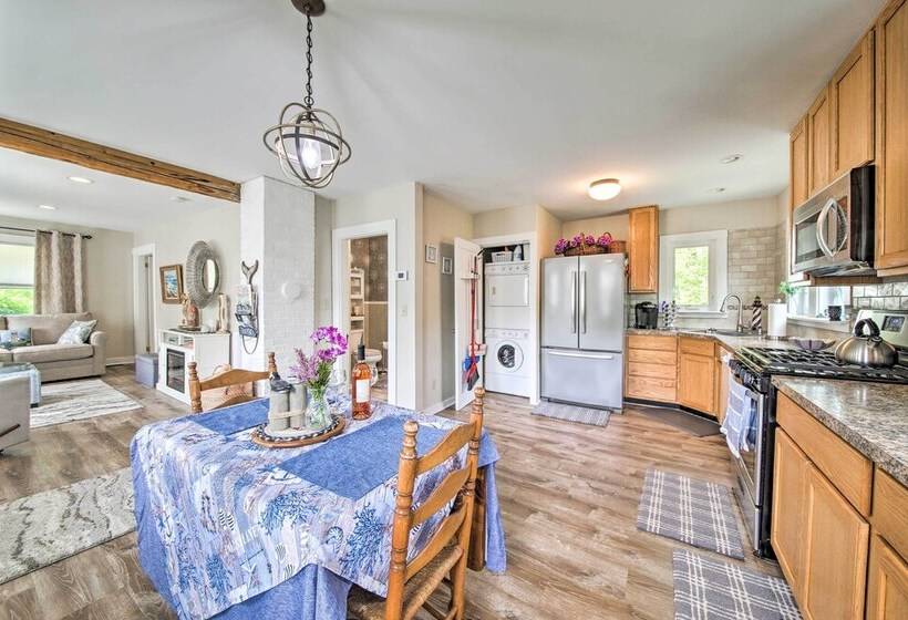 Charming East Boothbay Cottage W/ Large Yard!