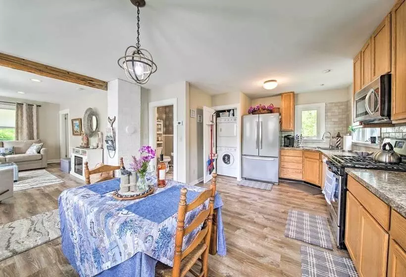 Charming East Boothbay Cottage W/ Large Yard!