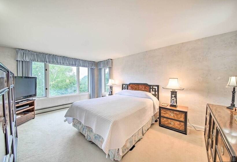 Charming Retreat W/ Deck ~ 4 Mi From Casco Bay!