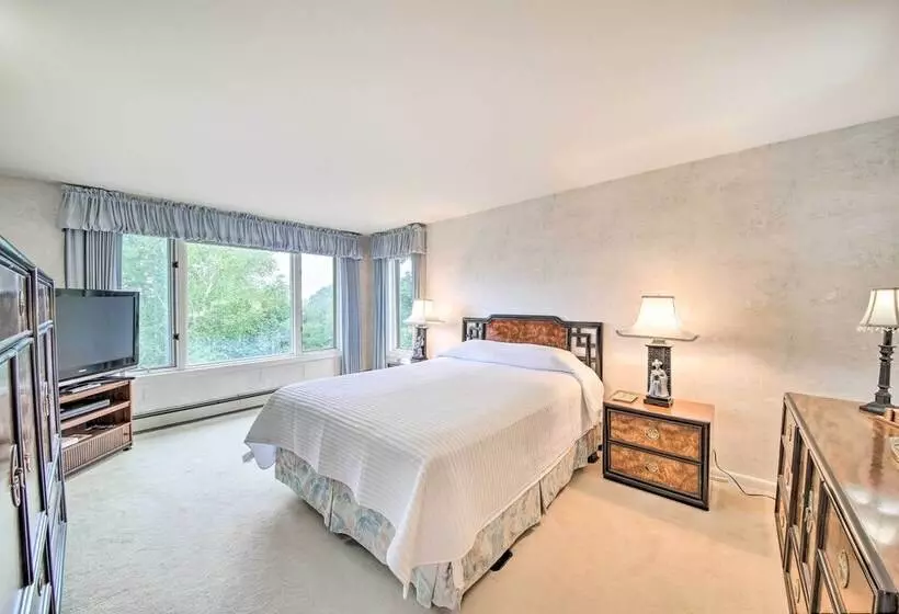 Charming Retreat W/ Deck ~ 4 Mi From Casco Bay!