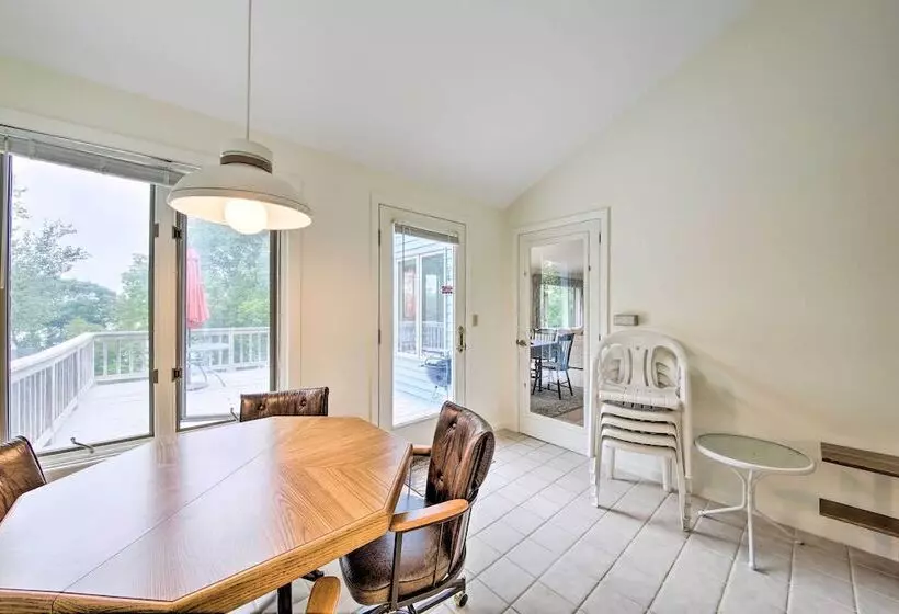 Charming Retreat W/ Deck ~ 4 Mi From Casco Bay!