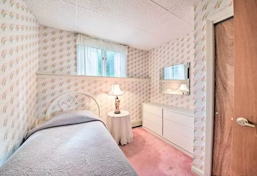 Charming Retreat W/ Deck ~ 4 Mi From Casco Bay!