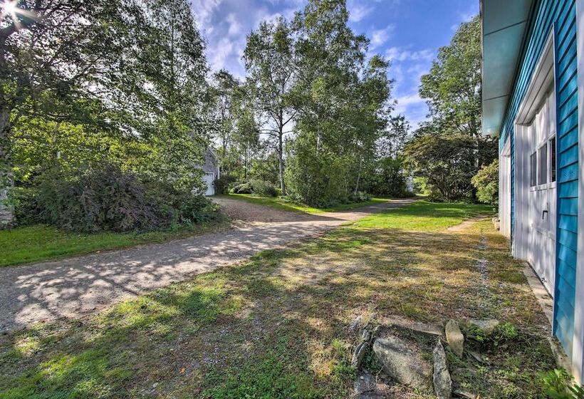 Charming Retreat W/ Deck ~ 4 Mi From Casco Bay!