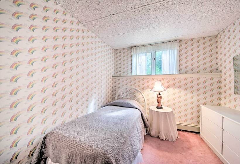 Charming Retreat W/ Deck ~ 4 Mi From Casco Bay!