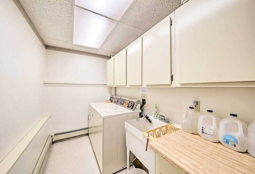 Charming Retreat W/ Deck ~ 4 Mi From Casco Bay!