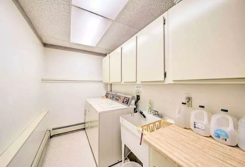 Charming Retreat W/ Deck ~ 4 Mi From Casco Bay!