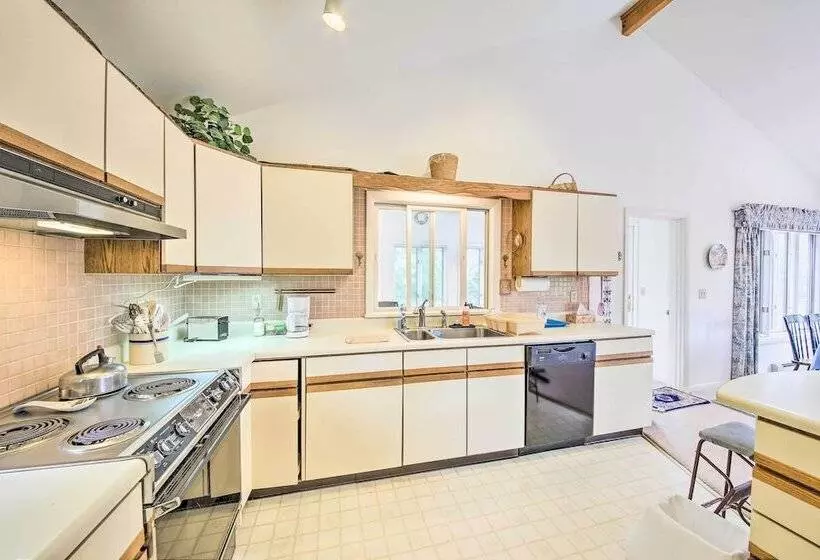 Charming Retreat W/ Deck ~ 4 Mi From Casco Bay!