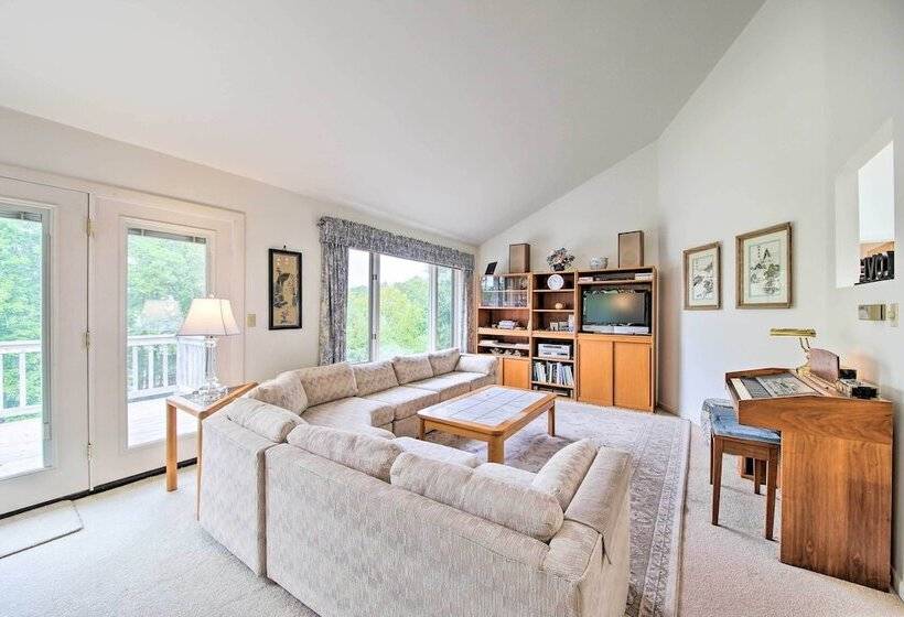 Charming Retreat W/ Deck ~ 4 Mi From Casco Bay!