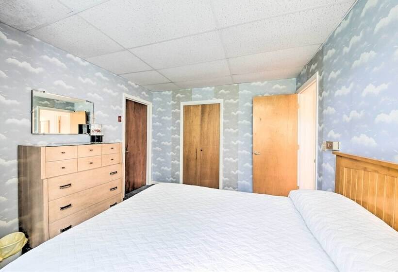 Charming Retreat W/ Deck ~ 4 Mi From Casco Bay!