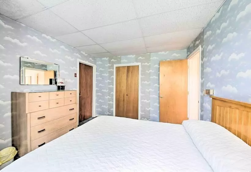 Charming Retreat W/ Deck ~ 4 Mi From Casco Bay!