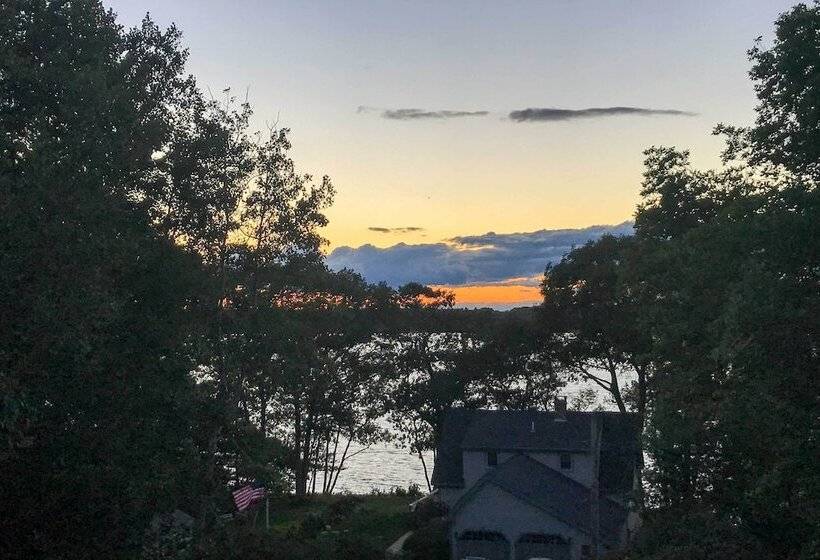 Charming Retreat W/ Deck ~ 4 Mi From Casco Bay!