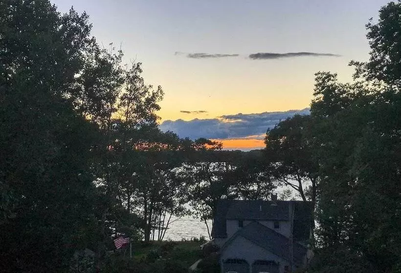 Charming Retreat W/ Deck ~ 4 Mi From Casco Bay!