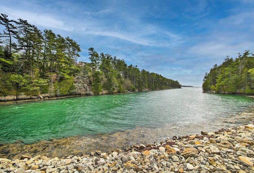 Charming Retreat W/ Deck ~ 4 Mi From Casco Bay!