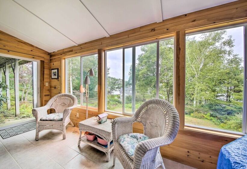 Charming Retreat W/ Deck ~ 4 Mi From Casco Bay!