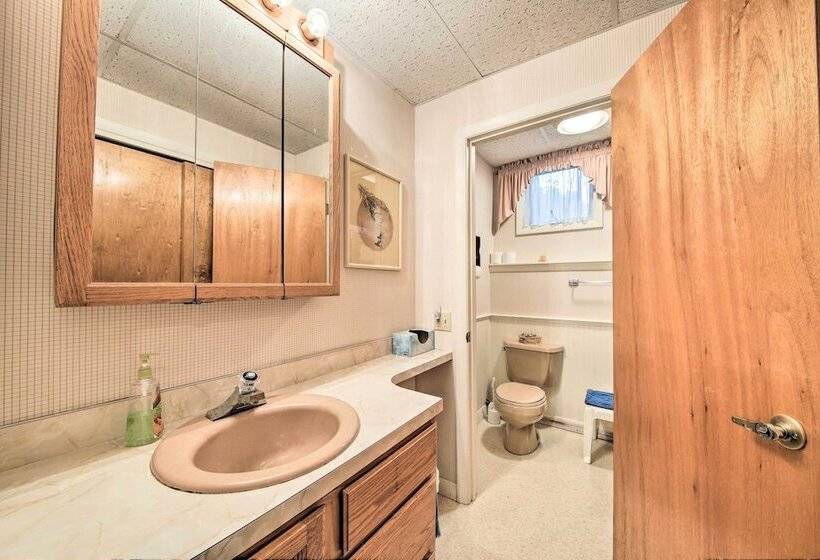 Charming Retreat W/ Deck ~ 4 Mi From Casco Bay!