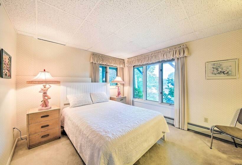 Charming Retreat W/ Deck ~ 4 Mi From Casco Bay!